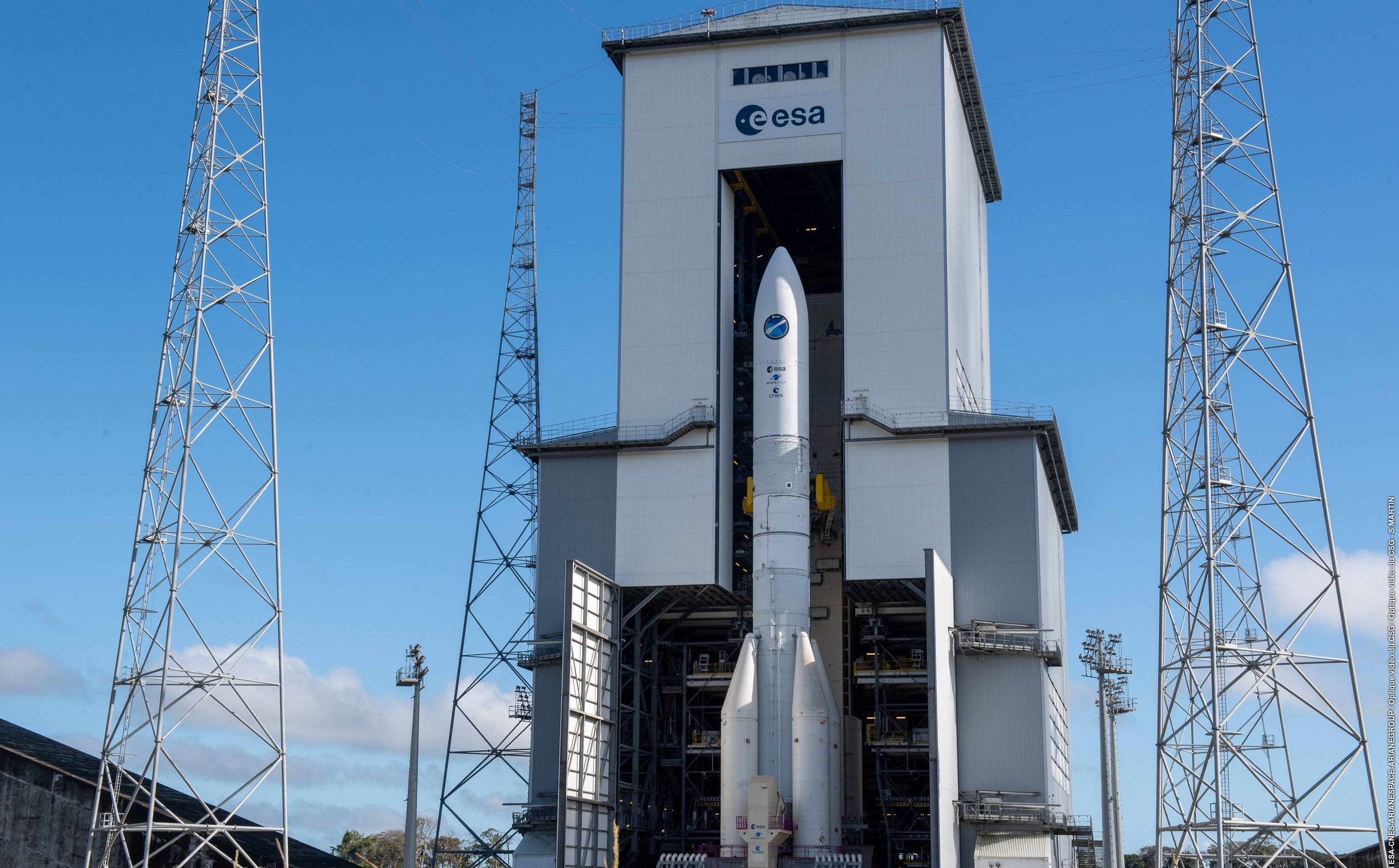 Photo du portique mobile d’Ariane 6